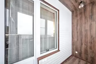 Отделка балкона с холодным остеклением Provedal и выносом остекления