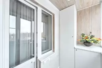 Отделка балкона под ключ с холодным остеклением и выносом остекления