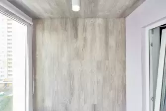 Объединение балкона с комнатой с отделкой и остеклением