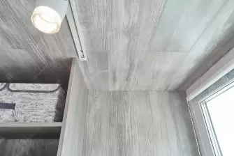 Объединение балкона с комнатой с отделкой и остеклением