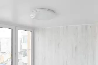 Отделка балкона в новостройке с эркерным остеклением Рехау 