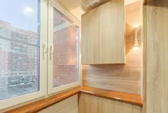 Отделка ламинатом Г-образного балкона с утеплением