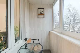 Вертикальная укладка ламината на Г-образном балконе с утеплением