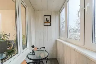 Вертикальная укладка ламината на Г-образном балконе с утеплением