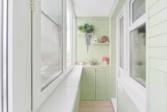 Отделка стеновым паркетом Г-образного балкона с утеплением