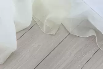 Объединение балкона с отделкой стеновым паркетом