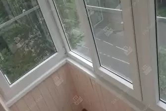 Остекление и отделка балкона деревянной вагонкой