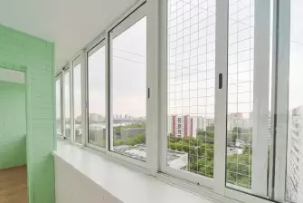 Отделка стеновым паркетом лоджии с ригелем