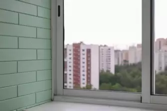 Отделка стеновым паркетом лоджии с ригелем