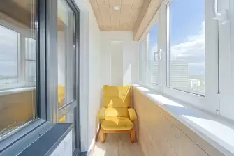 Дизайнерская отделка рейками балкона