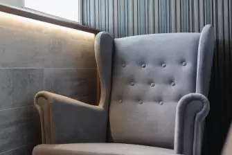 Отделка балкона декоративными рейками