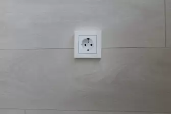 Отделка балкона ламинатом с боковым окном