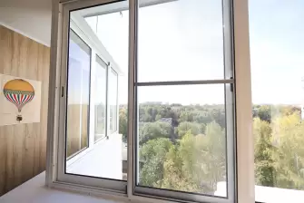 Отделка ПВХ панелями и холодное остекление на балконе