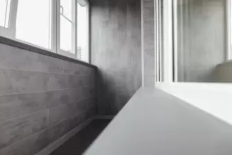 Отделка балкона ламинатом с террасной доской на полу