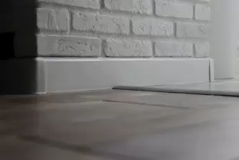 Отделка П-образного балкона искусственным камнем с утеплением