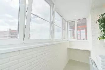 Отделка П-образного балкона искусственным камнем с утеплением