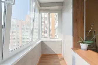 Отделка Г-образного балкона ламинатом с объединением с кухней