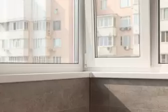 Отделка Г-образного балкона ламинатом с объединением с кухней