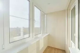 Отделка балкона ламинатом в светлых тонах