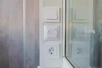 Отделка балкона ламинатом двух цветов