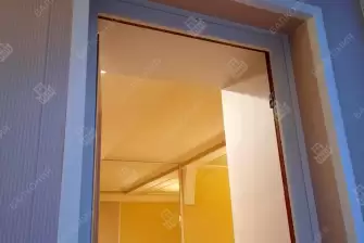 Отделка балкона панелями ПВХ и ламинат и установка кованого настенного плафона