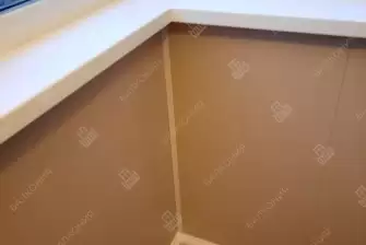 Отделка балкона панелями ПВХ и ламинат и установка кованого настенного плафона