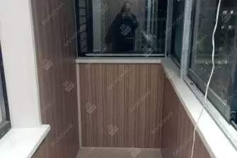 Отделка стен и потолка балкона в квартире ПВХ панелями