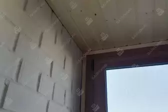 Отделка стен и потолка на балконе