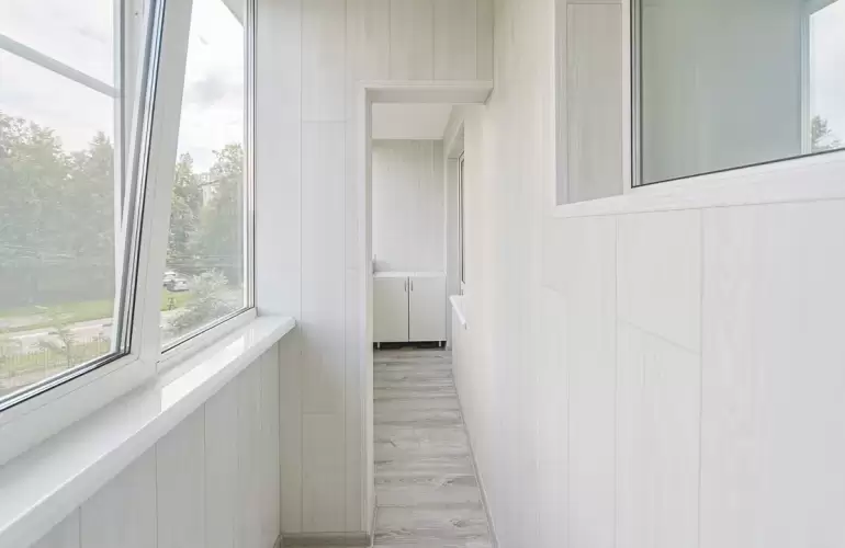 Двойная лоджия с ригелем и окном в подъезд